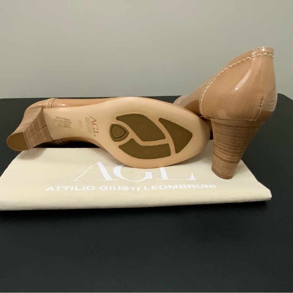 AGL (Attilio Giusti Leombruni) Beige Patent Leather Pump, N602002,38 1/2 (7 1/2) - Picture 2 of 3